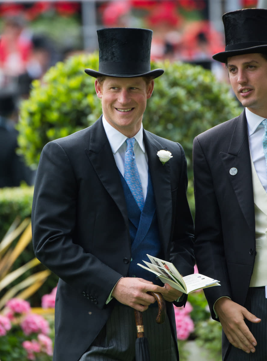 … auch wenn er natürlich wie hier beim Pferderennen in Ascot 2015 ebenfalls im Smoking und mit Zylinder eine gute Figur macht. Es scheint ganz so, als wäre mittlerweile 31-Jährige ausgeglichener und ruhiger geworden. Die Frau fürs Leben wie sein Bruder hat Prinz Harry nach Beziehungen mit Chelsy Davy und Cressida Bonas aber noch nicht gefunden. (Bild Copyright: Getty Images)