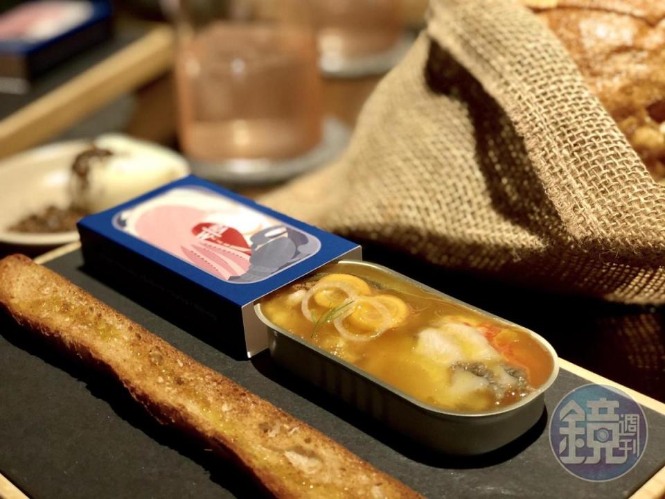 RAW為「漬海鮮／甲殼／若鷲魚」特地設計魚罐頭，運用西班牙Escabeche醃漬法，並用蔬菜高湯製成鏡面果膠。