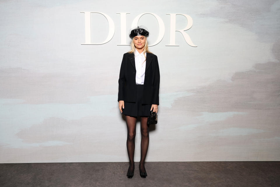 <p>Mannequin et entrepreneure qui possède 1 million d'abonnés sur Instagram, Claire Rose Cliteur attendant le défilé Dior printemps-été 2023 à la Fashion Week de Paris. (Crédit Pascal Le Segretain/Getty Images for Christian Dior)</p> 