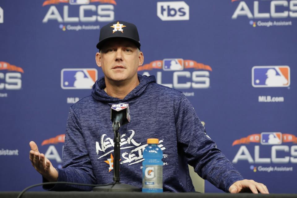 El manager de los Astros de Houston, AJ Hinch, habla durante una conferencia de prensa el lunes 15 de octubre de 2018, en Houston. (AP Foto/Frank Franklin II)