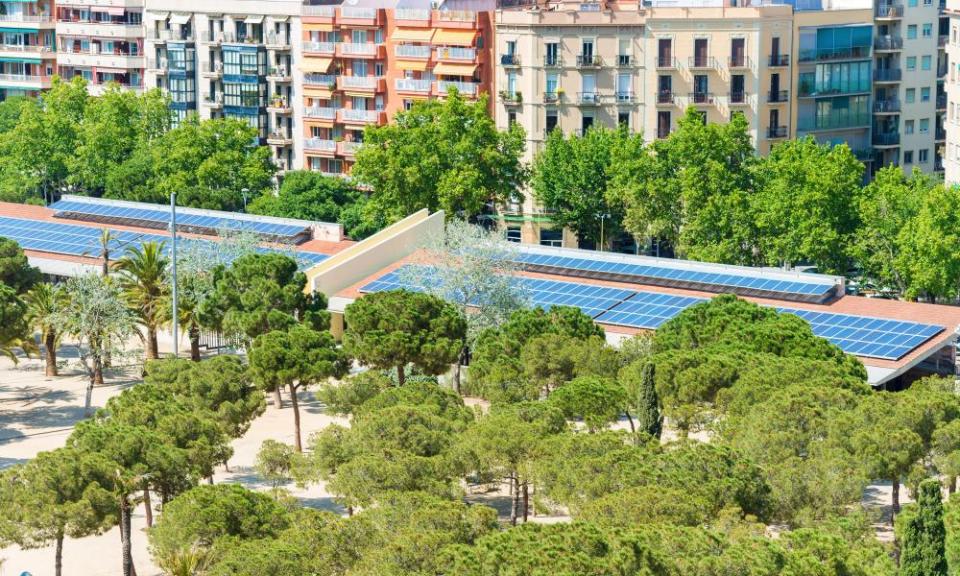 Publicly owned Barcelona Energía supplies electricity to Barcelona City Council buildings and facilities and is installing solar panels on the roofs of public buildings.