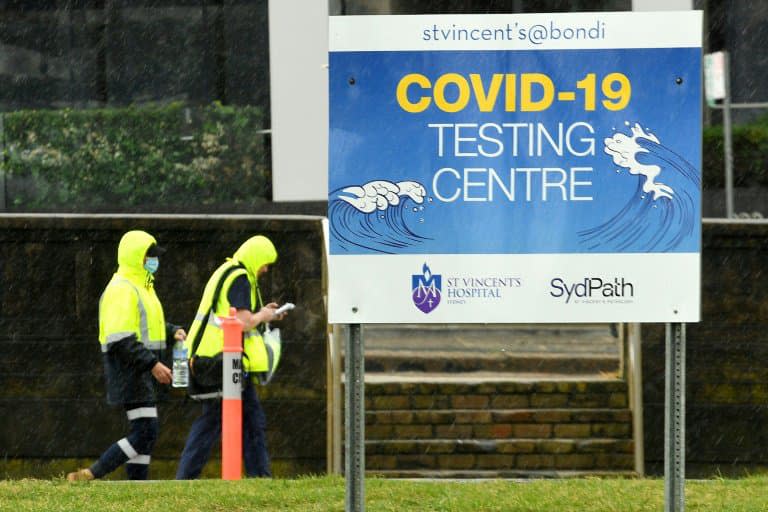 Un panneau signale un centre de dépistage sur Bondi Beach, à Sydney, le 6 mai 2021. (photo d'illustration) - SAEED KHAN © 2019 AFP