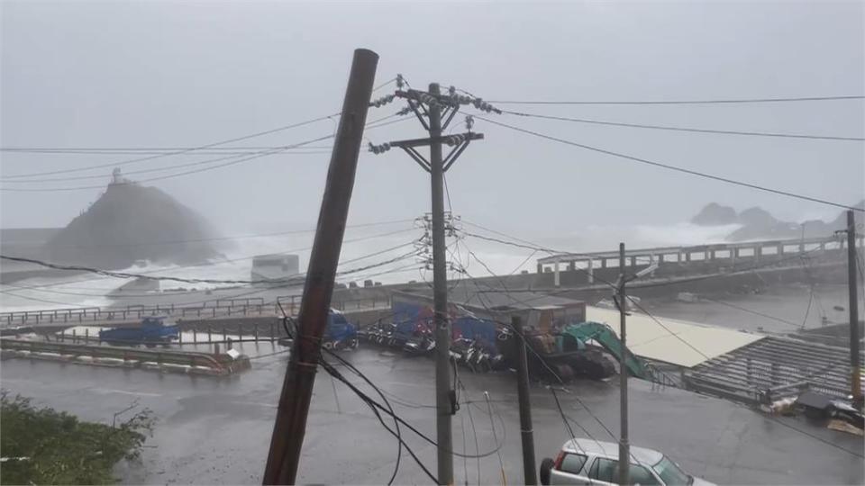 蘭嶼受颱風重創通訊水電斷　工程人員分批挺進協助救災