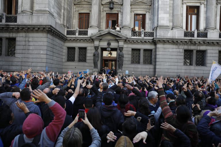 Cristina Fernández de Kirchner saluda desde el balcón de su despacho en el Congreso de la Nación