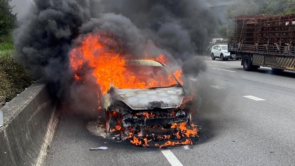 國道一號21日發生火燒車意外。（圖／東森新聞）