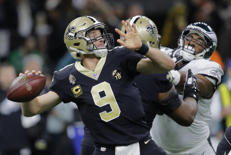 El quarterback Drew Brees (9), de los Saints de Nueva Orleáns, lanza una intercepción en la primera serie ofensiva del partido del duelo divisional de los playoffs de la NFL ante los Eagles de Filadelfia, en Nueva Orleáns, el domingo 13 de enero de 2019. (AP Foto/Gerald Herbert)