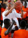 <p>El expresidente sujeta un balón de baloncesto junto a varios niños.<br>Foto: REUTERS </p>