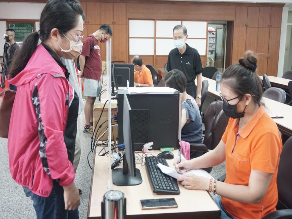 香火鼎盛的台中市萬和宮，提供信眾子女獎學金，鼓勵年輕人積極向學，111學年度定9月16日至30日受理申請。（圖：萬和宮提供）