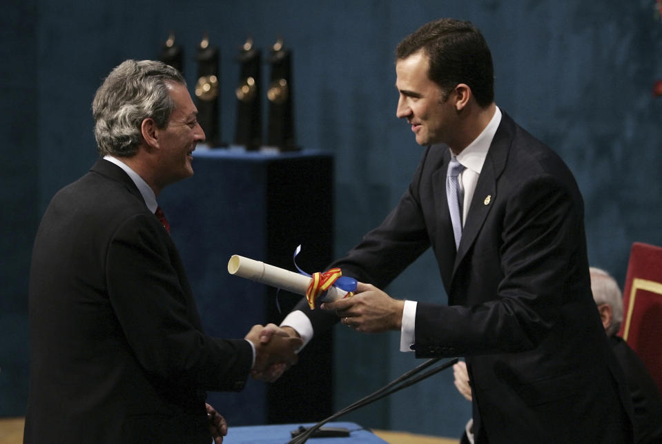 FILE - U.S. author Paul Auster, left, receives the 2006 Prince of Asturias award for Literature from Prince Felipe of Spain and Asturias at a ceremony in Oviedo, northern Spain, Oct. 20, 2006. Paul Auster, a prolific, prize-winning man of letters and filmmaker known for such inventive narratives and meta-narratives as “The New York Trilogy” and “4 3 2 1,” has died at age 77. (AP Photo/Bernat Armangue, File)