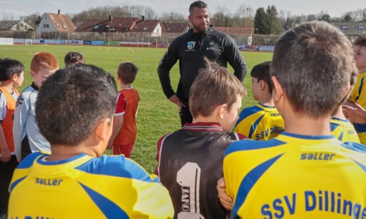 …und beim Training mit Dillingens E- und D-Jugend (Foto: Imago)