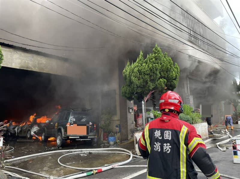 桃園市龜山區一間汽修廠火警。（圖／翻攝畫面）