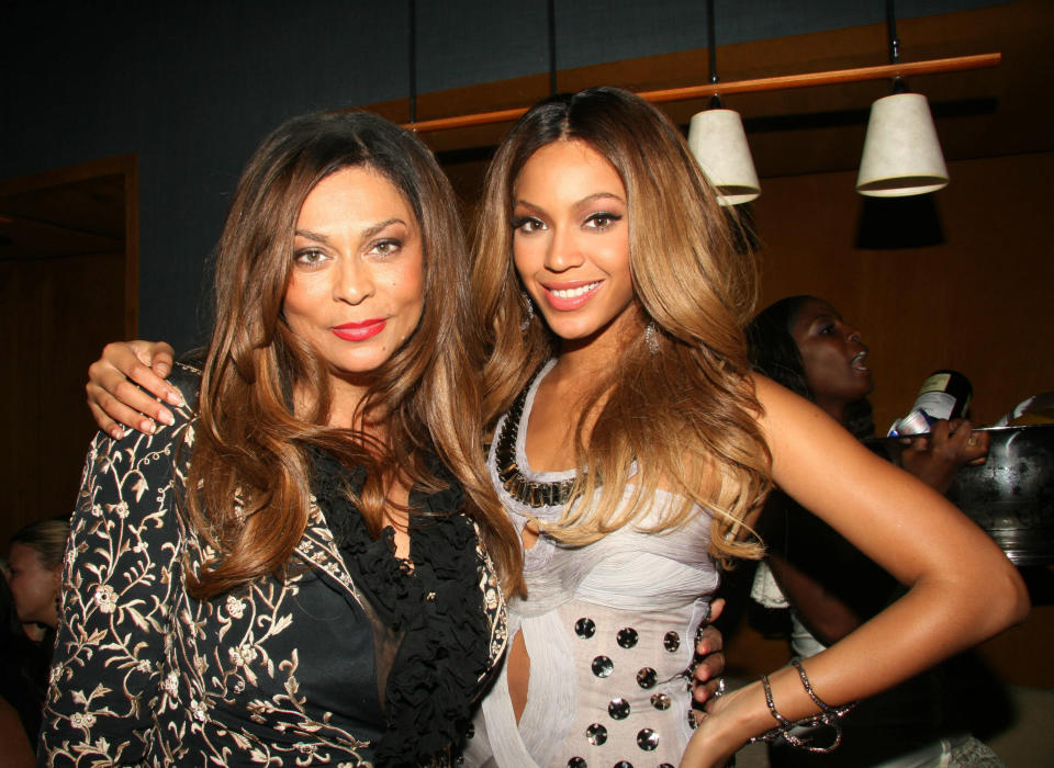 Tina Knowles, la mère de Beyoncé témoigne de l’attitude de « garce » de sa fille en coulisse.