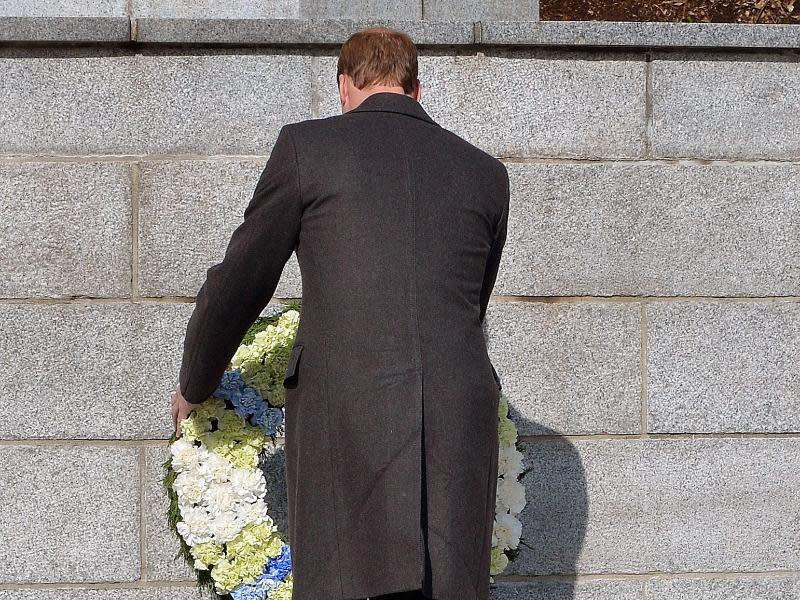 Prinz William gedenkt der Kriegsopfer. Foto: John Stillwell