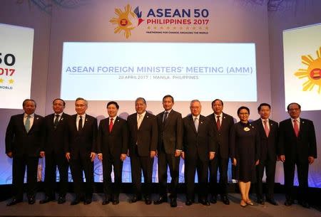 Association of Southeast Asian Nations (ASEAN) Foreign Ministers, from left, Malaysia's Foreign Minister Anifah Aman, Myanmar U Kyaw Tin, Thai Foreign Minister Don Pramudwinai, Vietnam Foreign Minister Pham Binh Minh, Philippine Acting Foreign Affairs Secretary Enrique Manalo, Singapore's Foreign Minister Vivian Balakrishnan, Brunei Darussalam Foreign Minister Pehin Dato Lim Jock Seng, Cambodia's Foreign Minister Prak Sokhon, Laos Foreign Minister Saleumxay Kommasith, ASEAN Secretary General Le Luong Minh pose for a family photo during the ASEAN Foreign Ministers Meeting (AMM) in Manila, Philippines April 28, 2017. REUTERS/Aaron Favila/Pool