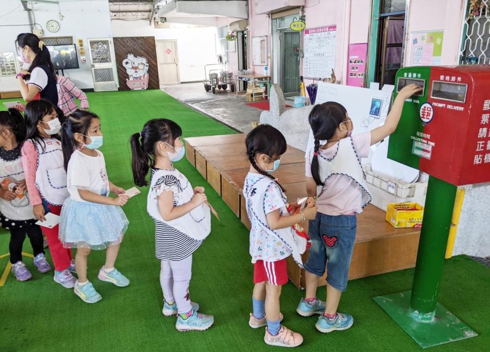 臺東郵局前往四維幼兒園舉辦明信片書寫活動，鼓勵孩童將感謝轉化成文字或繪畫傳達給媽媽。