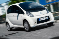 <p>El Citroën C-Zero cuenta con unas características prácticamente iguales a las del Peugeot iOn y al Mitsubishi i-Miev, pero su precio es mucho más asequible, 21.879 euros. Por su pequeño tamaño y su poca autonomía (unos 100 kilómetros), se trata de un vehículo estrictamente urbano. (Foto: Citröen). </p>