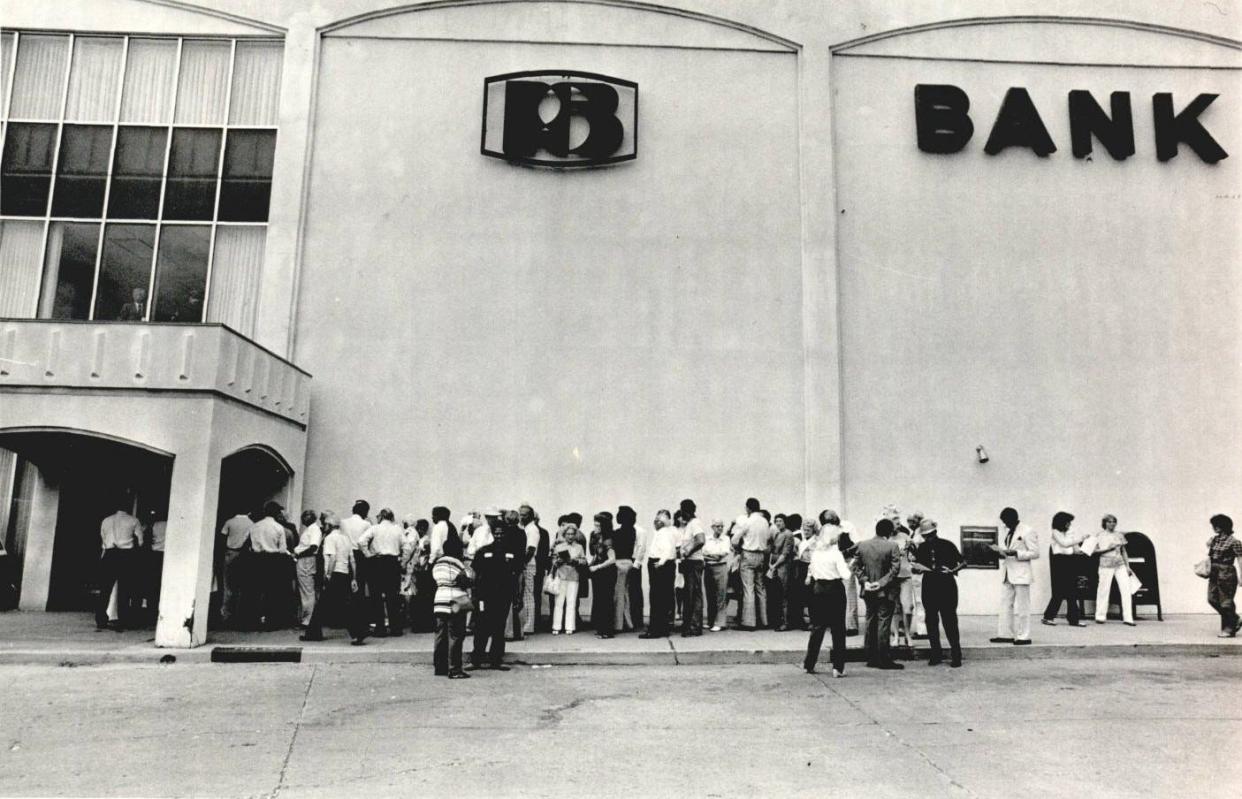 Depositors que outside the doors of Penn Square Bank as they wait to try to withdraw money on July 6, 1982. [Bob Albright/The Oklahoman File]
