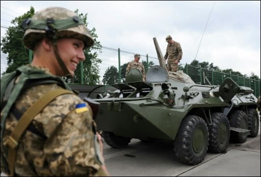 US-Soldaten auf einem ukrainischen Panzer