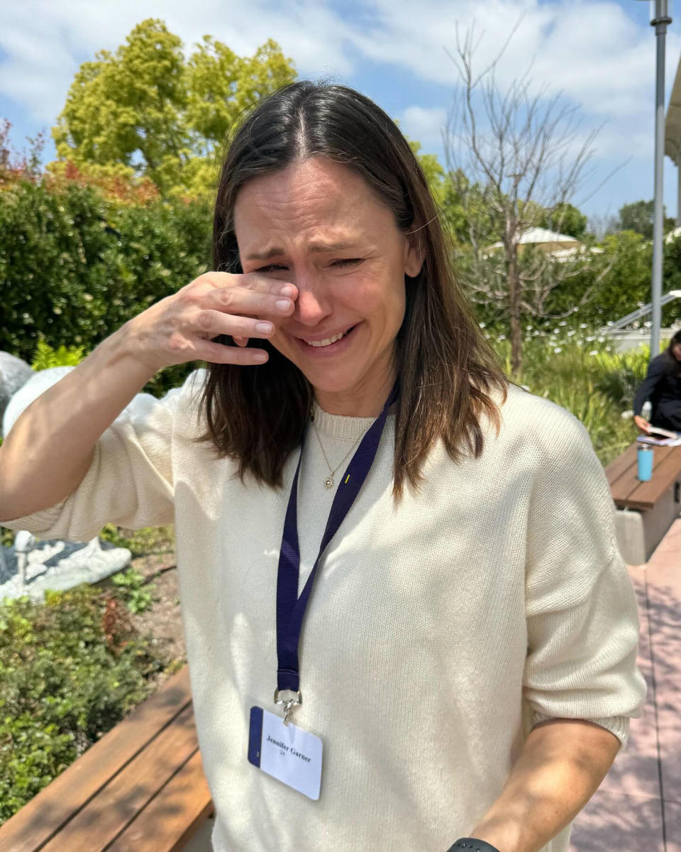 Jennifer Garner gets emotional at eldest daughters graduation (@jennifer.garner via Instagram)