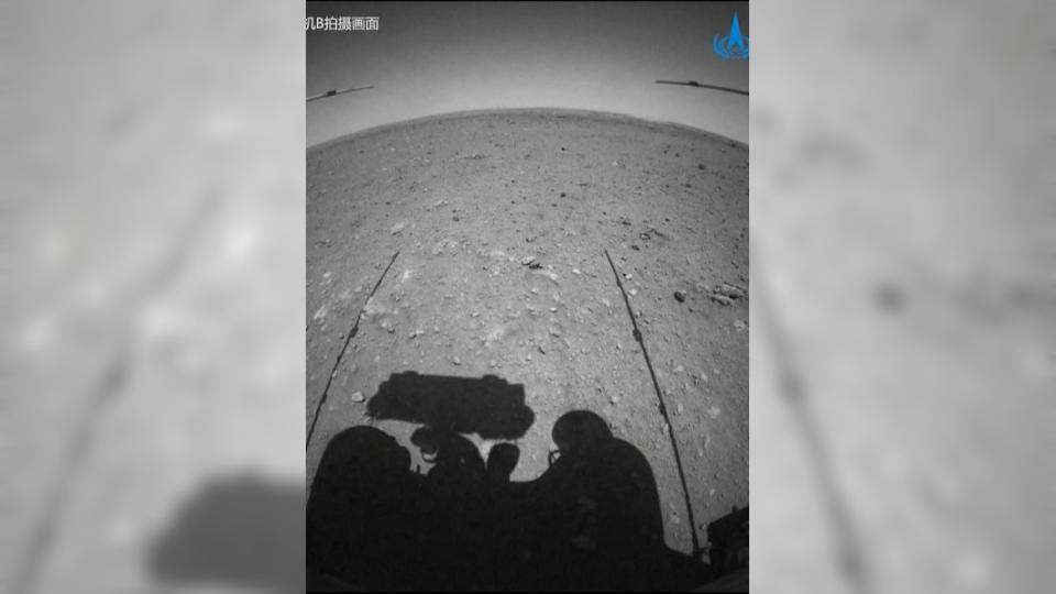 「祝融號」登上火星表面，展開火星巡視探測任務(圖／翻攝自CCTV)