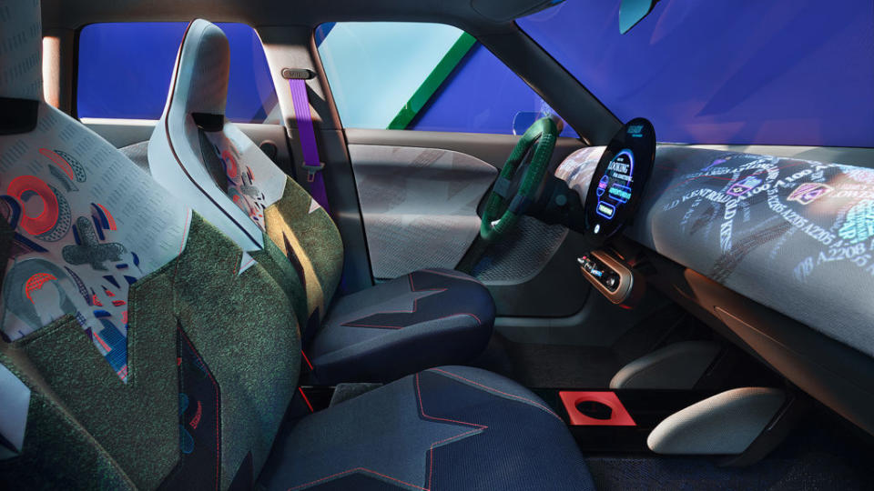 儘管車內相當簡潔， Concept Aceman透過不同織法拼接的座椅，還有大膽顏色搭配以及儀錶台投影等，創造活潑車內氛圍。(圖片來源/ Mini)