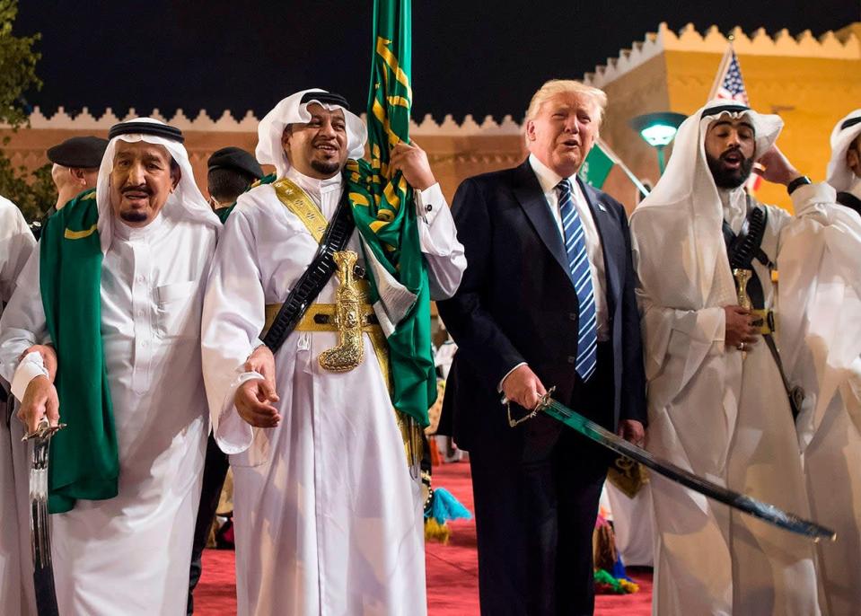 Trump en el Palacio Real saudita en mayo de 2017, un viaje que puso en marcha una dramática renovación de las relaciones que liberó las manos de las monarquías del Golfo. (Foto de BANDAR AL-JALOUD/Palacio Real saudita/AFP vía Getty Images) (Palacio Real saudita/AFP vía Getty)