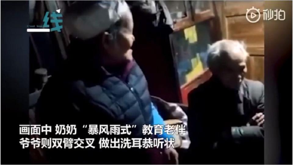 老奶奶連珠炮式地狂罵，只見老爺爺坐在一旁，淡定地雙手抱胸聽著老伴的教訓。(圖／翻攝自YouTube)