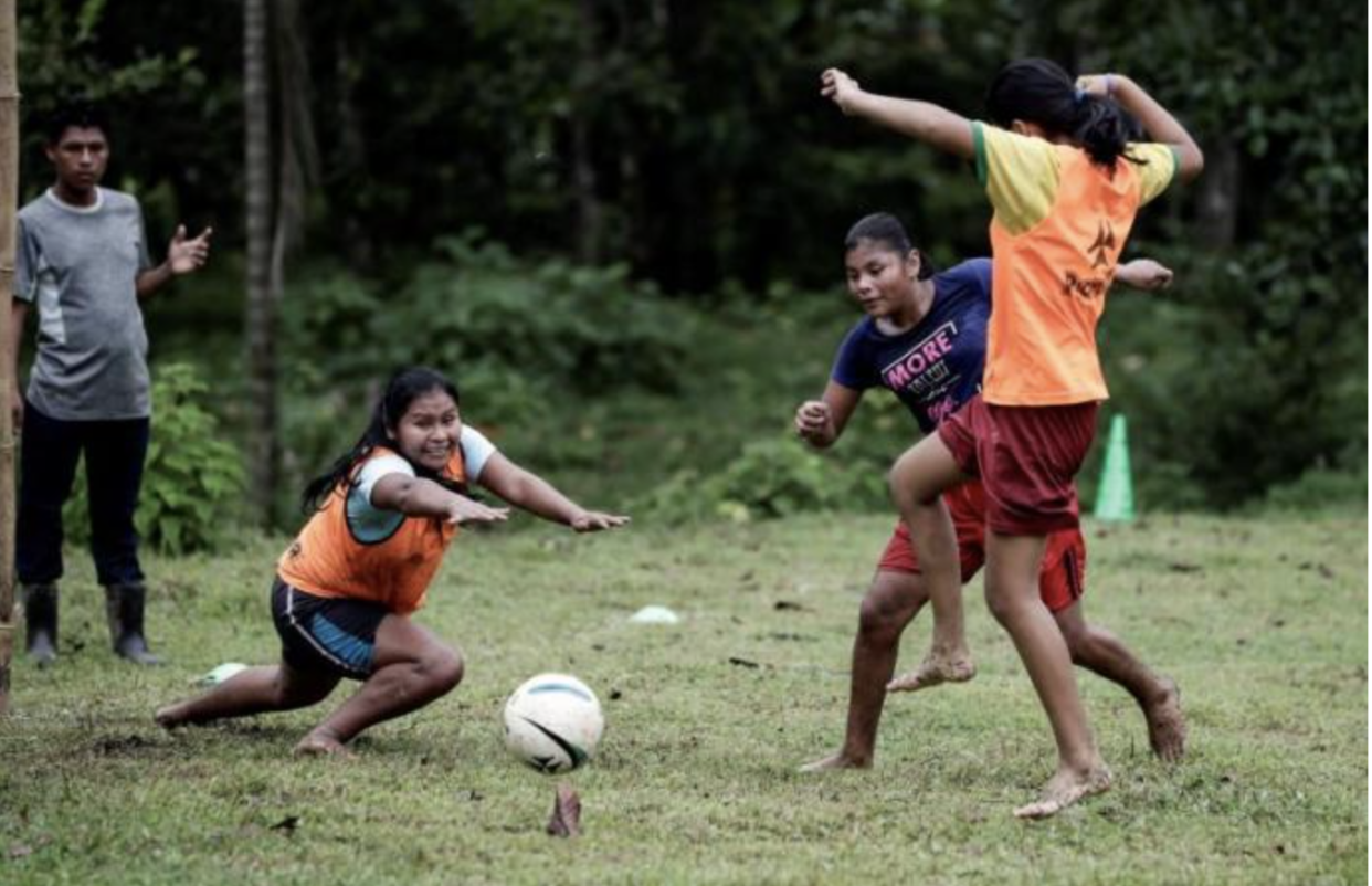 La Fundación GOLEES desarolla un proyecto en una comunidad indígena de Costa Rica que busca, a través de la práctica del fútbol, empoderar a niñas y mujeres. (Foto: EFE)