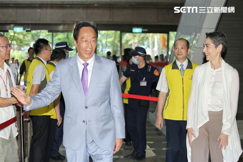 近日，郭台銘與賴佩霞赴中選會遞交連署登記申請書。（圖／記者楊澍攝影）