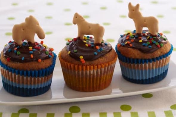 Carnival themed birthday party: Monkey banana cupcakes, chocolate frosting, animal crackershttp://www.kitchendaily.com/recipe