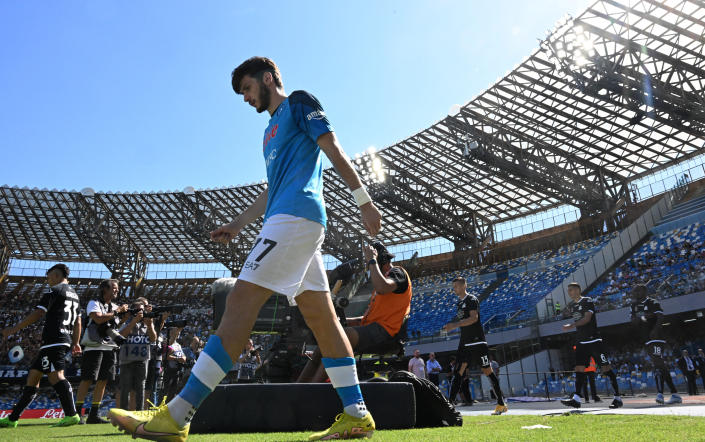 Jvicha Kvaratsjelia entrando a la cancha del Estadio Diego Armando Maradona en Napoles, Italia. Foto Archivo: REUTERS/Alberto Lingria.