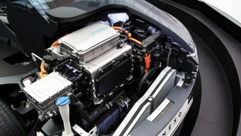 氫燃料車不使用傳統的內燃機與 Hybrid 動力系統，而是單純利用氫氣、氧氣與燃料電池創造電力。