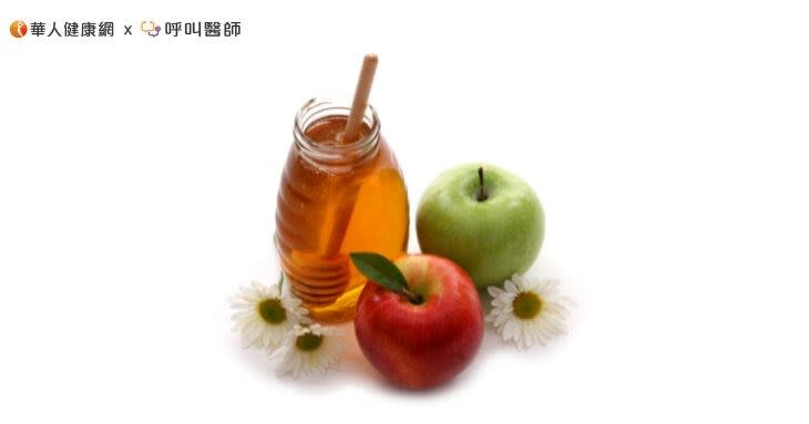 薏仁蜂蜜水：薏仁米 200g、蘋果半個、蜂蜜適量。