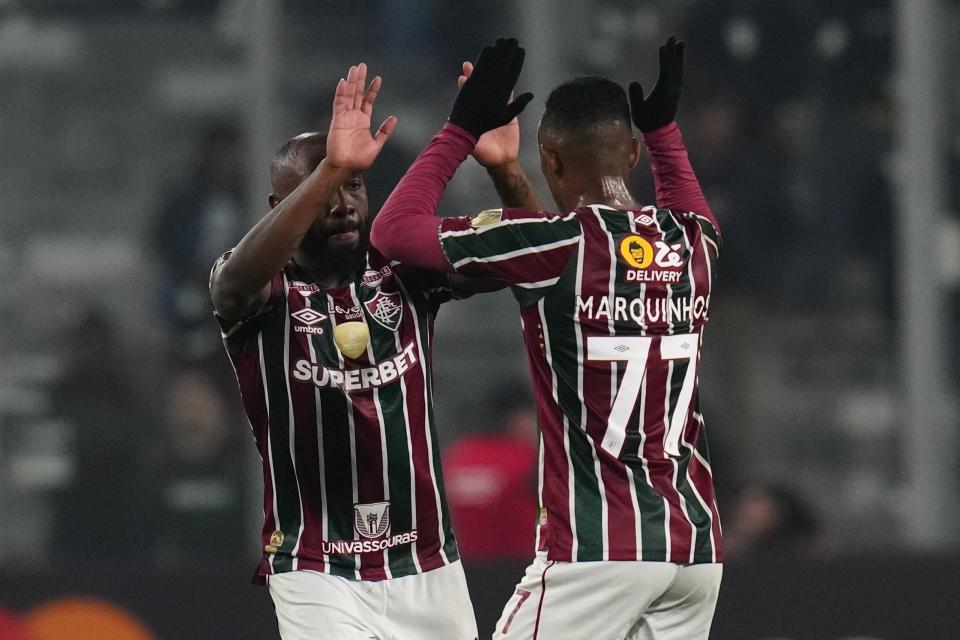 Manoel (izquierda), de Fluminense de Brasil, festeja con su compañero Marquinhos durante el partido ante Colo Colo de Chile, el jueves 9 de mayo de 2024, en la Copa Libertadores (AP Foto/Esteban Félix)