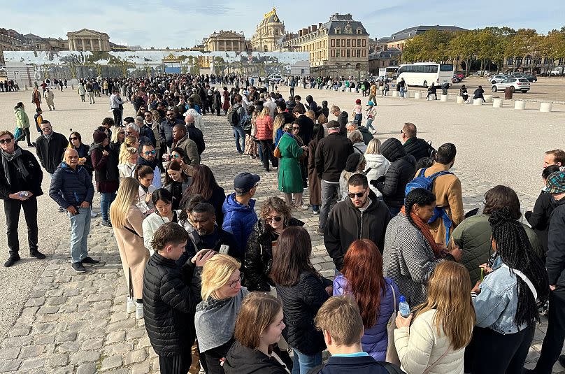 Touristen stehen Schlange, um das Schloss Versailles zu betreten, nachdem es am 17. Oktober aus Sicherheitsgründen evakuiert worden war.