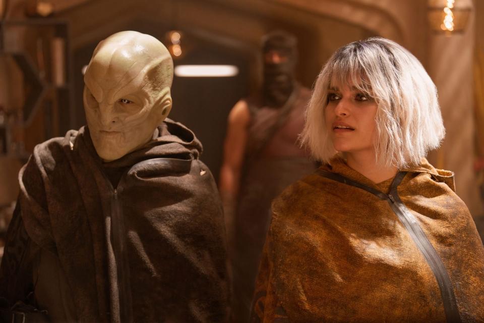 Elias Toufexis as L'ak and Eve Harlow as Malinne Ravel of the Paramount+ original series STAR TREK: DISCOVERY. Photo Credit: Marni Grossman /Paramount+