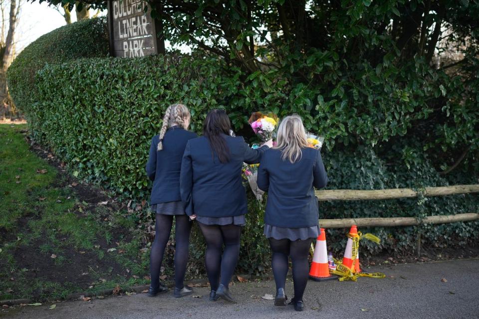 Ο κόσμος αφήνει αφιερώματα λουλουδιών κοντά στο σημείο όπου βρέθηκε η 16χρονη Brianna με πολλαπλά τραύματα από μαχαίρι (Getty)