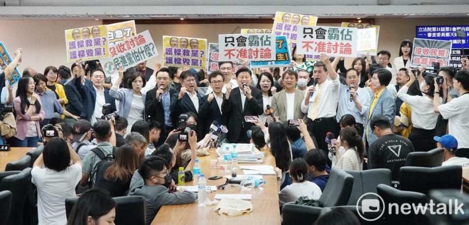 立法院內政委員會今原訂審查選罷法修正案，民進黨立委一早就佔領主席台，全力阻擋選罷法修正案送出委員會。圖為國民黨立委在發表聲明、喊完口號後集體離席。   圖：張良一/攝（資料照）。