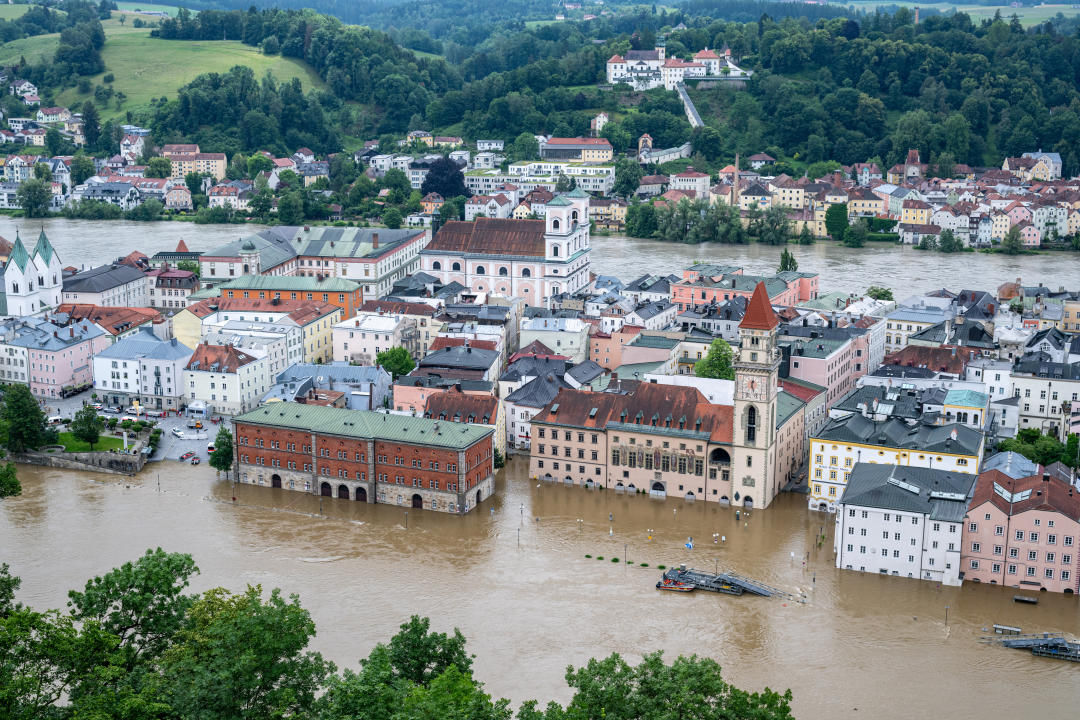 Passau: Teile der Altstadt sind vom Hochwasser der Donau überflutet. (Bild: Armin Weigel/dpa)