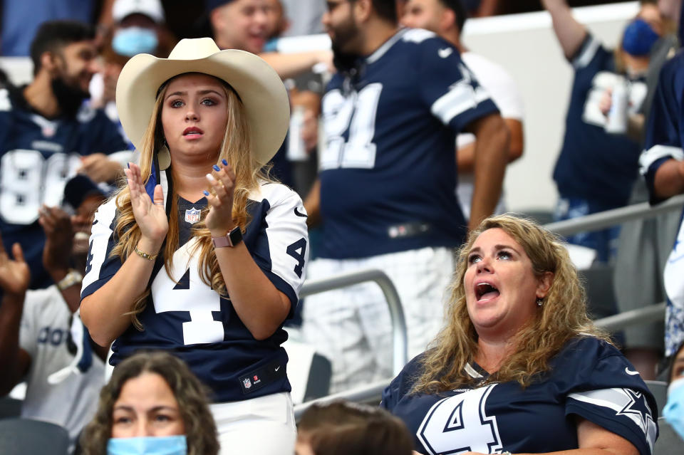 Sep 20, 2020; Arlington, Texas, EEUU;  aficionadas de los Dallas Cowboys sin mascarilas animan a su equipo en el partido ante los Atlanta Falcons en el AT&T Stadium. Crédito: Matthew Emmons-USA TODAY Sports