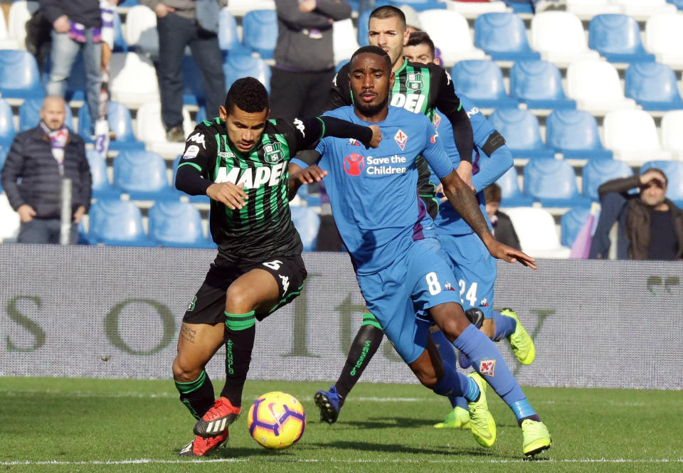 Sassuolo's Rogerio, left, and Fiorentina's Gerson Santos de Siilva vie for the ball during a Serie A soccer match between Sassuolo and Fiorentina at the Mapei stadium in Reggio Emilia, Italy, Sunday, Dec. 9, 2018. (Serena Campanini/ANSA via AP)