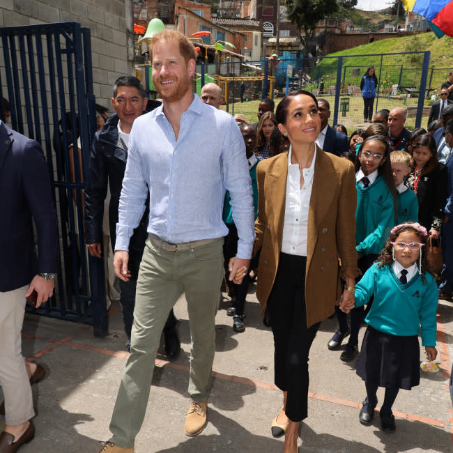 La madre de dos hijos, de 42 años, y su marido, el príncipe Harry, de 39, llevan cuatro días de visita en el país latinoamericano, donde han participado en una sesión de arte y han plantado árboles en una escuela de la capital, Bogotá. credit:Bang Showbiz