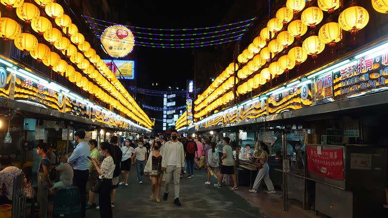 基隆廟口夜市重開人潮「有限」，就看週末了。  （圖／記者鍾志鵬攝影）