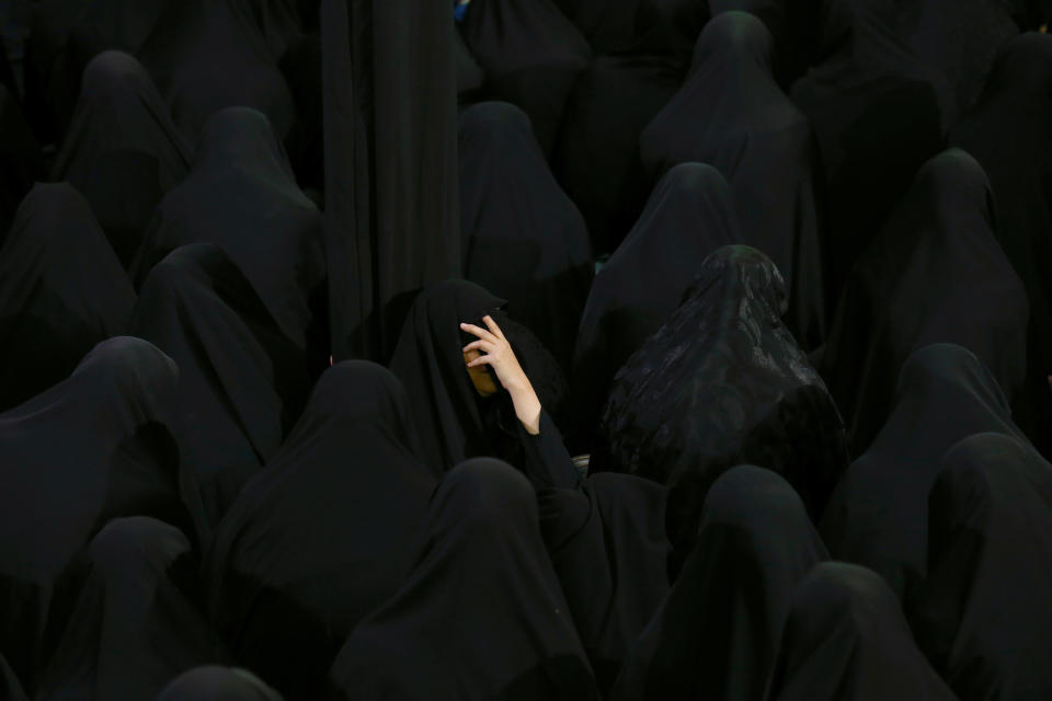 <p>Iran: Am heiligen Tag Aschura gedenken schiitische Frauen dem Tod des Imams Hussein, Enkel des Propheten Muhammad. Imam Hussein gilt als Märtyrer, der bei der Schlacht von Kerbela ermordet wurde. (Bild: Ebrahim Noroozi/AP Photo) </p>