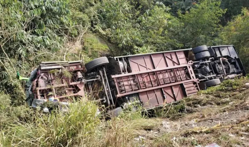 ▲今（30）日一輛遊覽車中午行經國道三號364K北上路段時，由於不明原因翻落邊坡，1人受困車內送醫搶救不治。（圖／翻攝畫面）