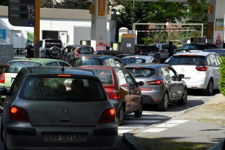 People queue to refuel at a gas station in Rennes, western France, on May 25, 2016, as widespread blockades of oil depots - as part of strikes over labour reforms - could led to an oil shortage