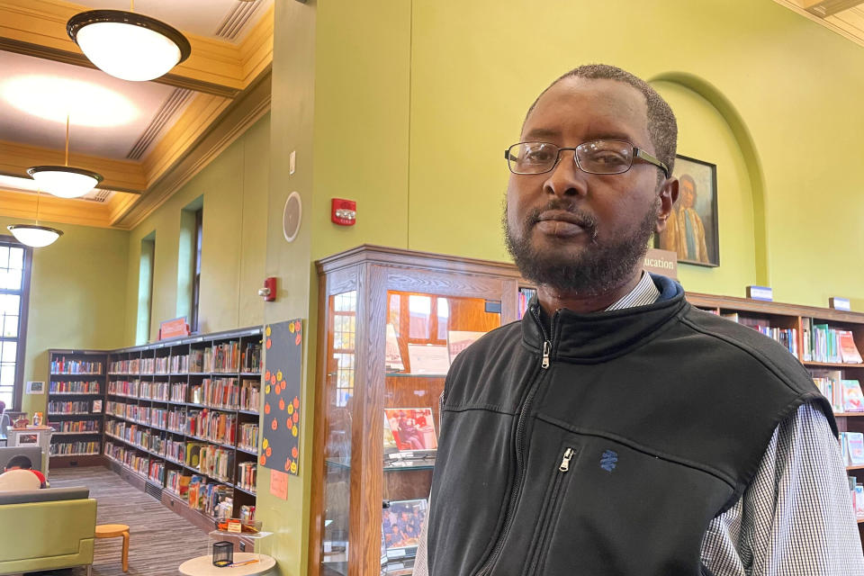 Mahdi Warsama posa para un retrato en la Biblioteca Franklin en Minneapolis, Minnesotta, el miércoles 5 de octubre de 2022. Warsama es ciudadano estadounidenses, trabaja para la organización sin fines de lucro Somali Parents Autism Network y envía entre 3.000 y 300 dólares al mes a familiares en Somalia. En ocasiones pide préstamos para enviar dinero que necesitan sus parientes para facturas médicas y otras emergencias. (AP Photo/Trisha Ahmed)