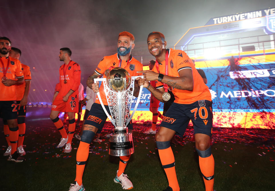 El futbolista Robinho posa junto a compañeros del Basaksehir con el título de campeón de la liga turca.