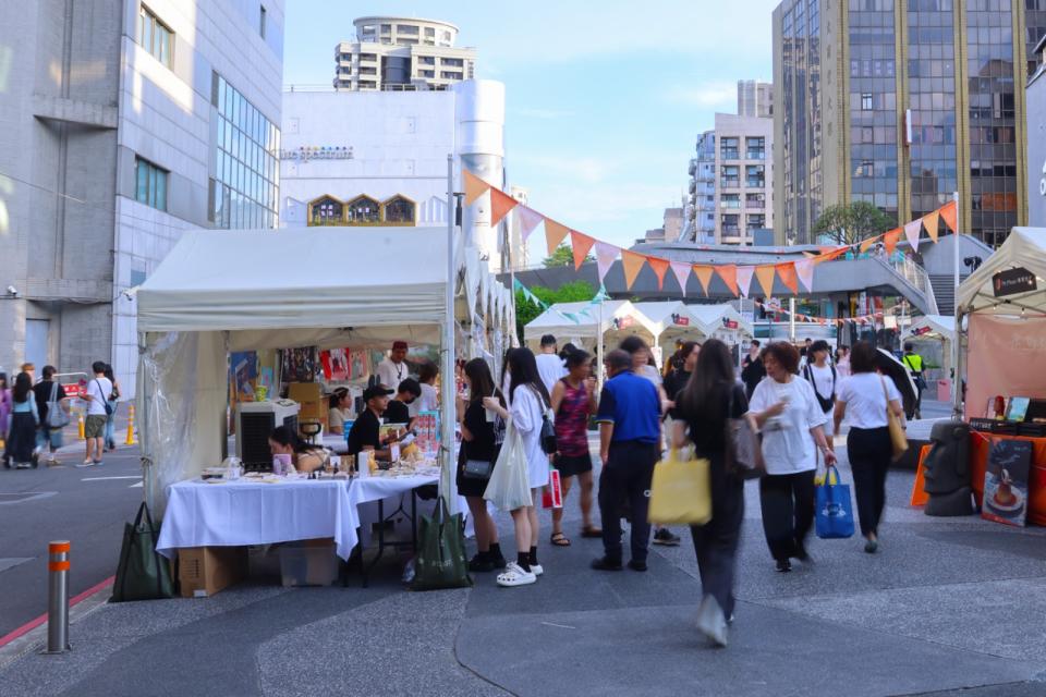 中山商圈，赤峰街景。陳品佑攝