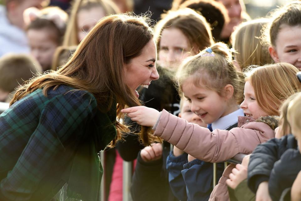 Herzogin Kate reagiert heiter und gelassen. (Bild: Getty Images)